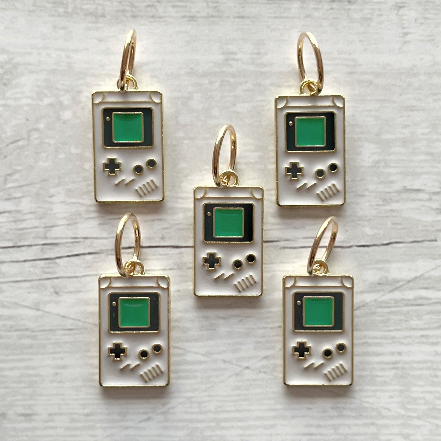 Strikkemarkør som praktisk strikketilbehør. Marker omgangsstart, ind- og udtagninger og mønstre. Passer til pinde op til 8 mm. Ring 12 mm.