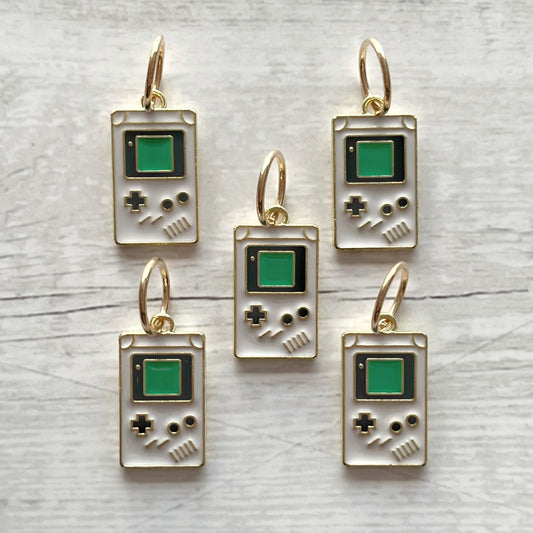 Strikkemarkør som praktisk strikketilbehør. Marker omgangsstart, ind- og udtagninger og mønstre. Passer til pinde op til 8 mm. Ring 12 mm.