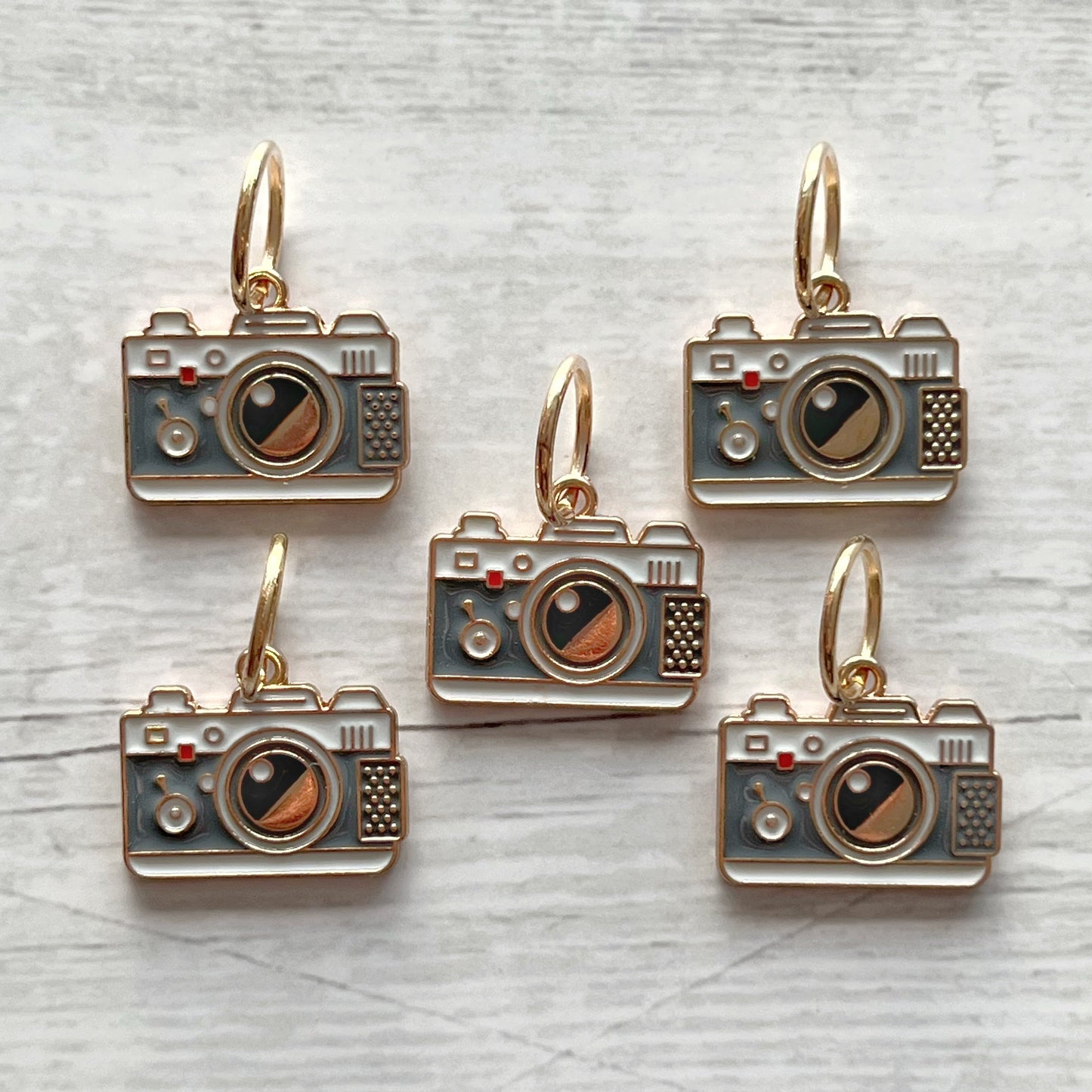 Strikkemarkør som praktisk strikketilbehør. Marker omgangsstart, ind- og udtagninger og mønstre. Passer til pinde op til 8 mm. Ring 12 mm.