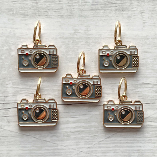 Strikkemarkør som praktisk strikketilbehør. Marker omgangsstart, ind- og udtagninger og mønstre. Passer til pinde op til 8 mm. Ring 12 mm.