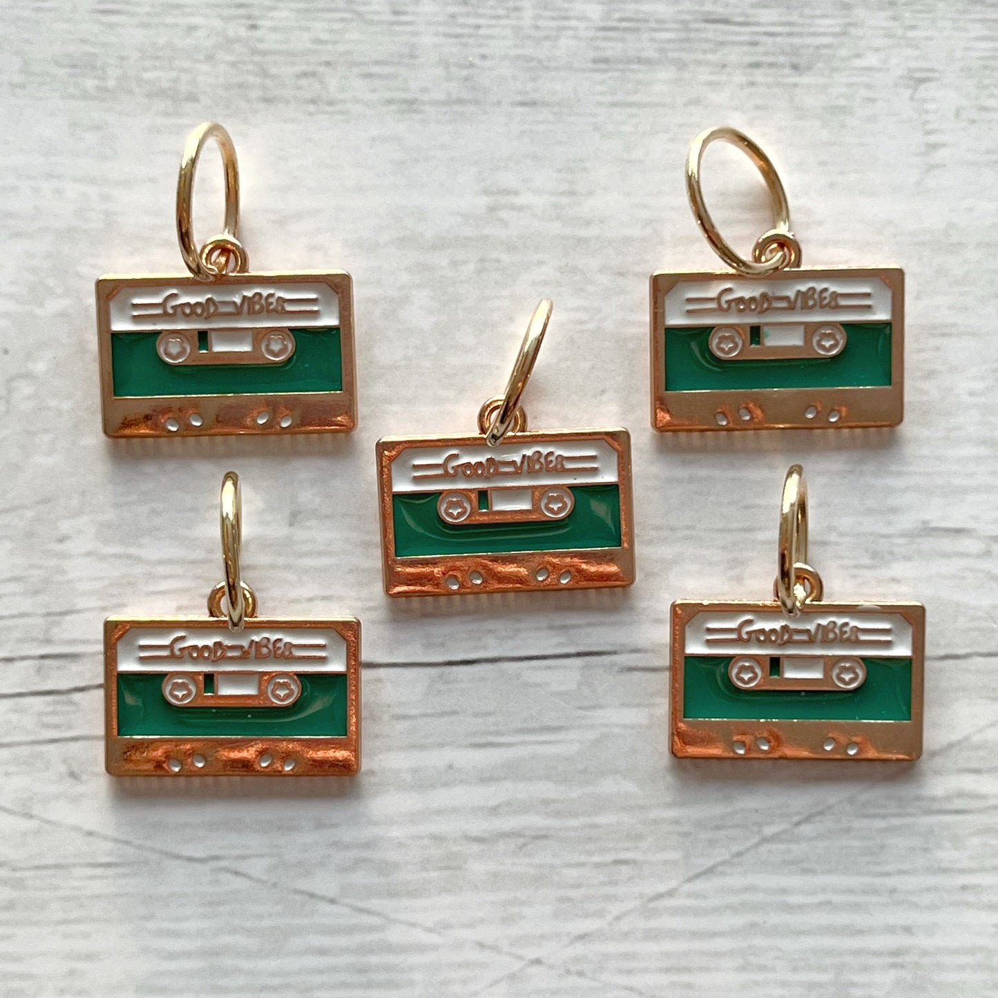 Strikkemarkør som praktisk strikketilbehør. Marker omgangsstart, ind- og udtagninger og mønstre. Passer til pinde op til 8 mm. Ring 12 mm.