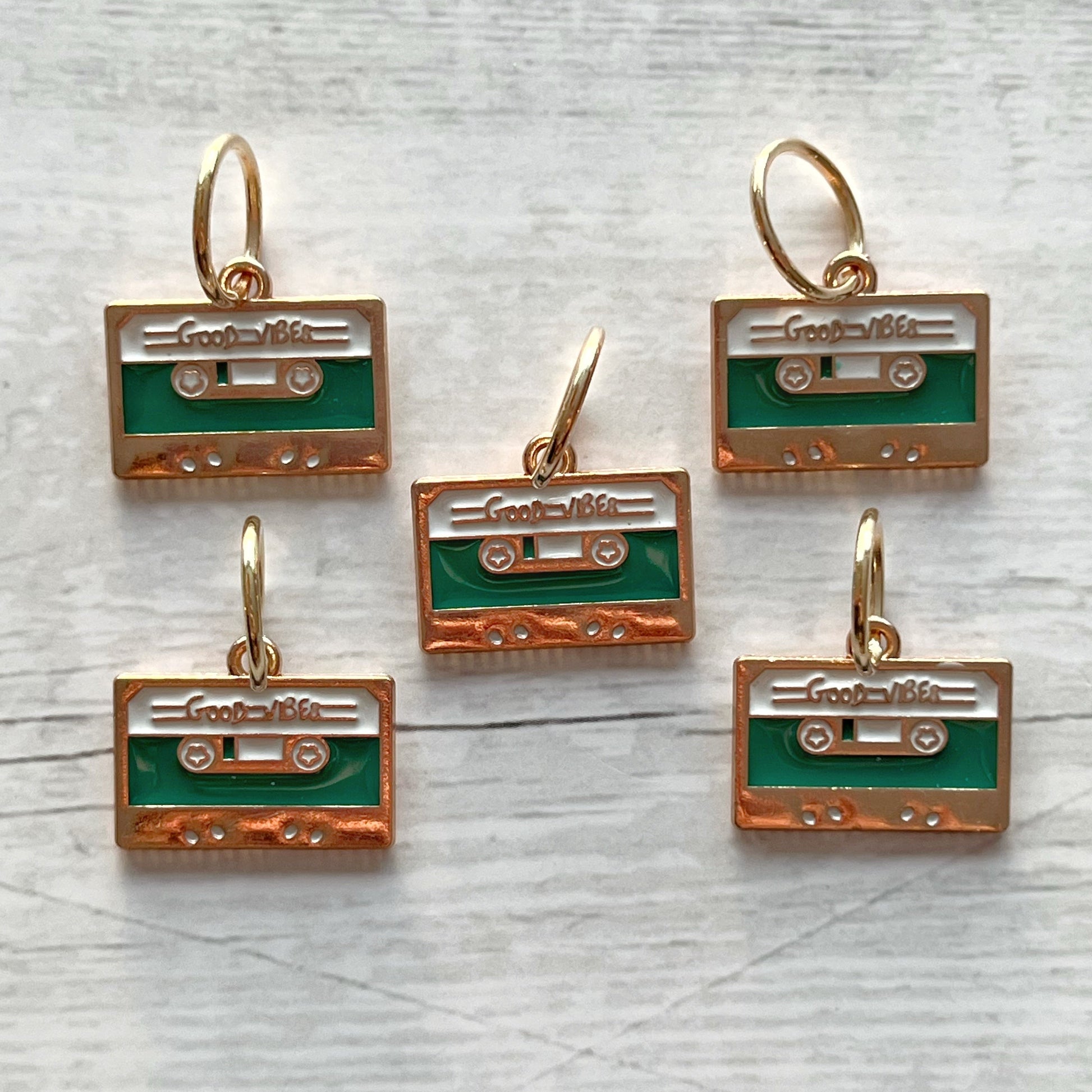 Strikkemarkør som praktisk strikketilbehør. Marker omgangsstart, ind- og udtagninger og mønstre. Passer til pinde op til 8 mm. Ring 12 mm.