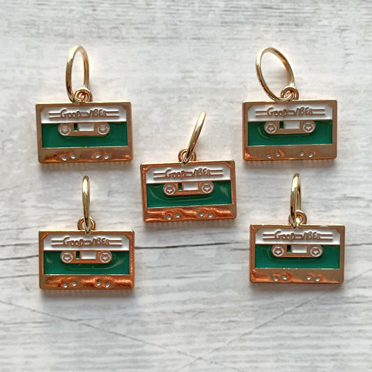 Strikkemarkør som praktisk strikketilbehør. Marker omgangsstart, ind- og udtagninger og mønstre. Passer til pinde op til 8 mm. Ring 12 mm.