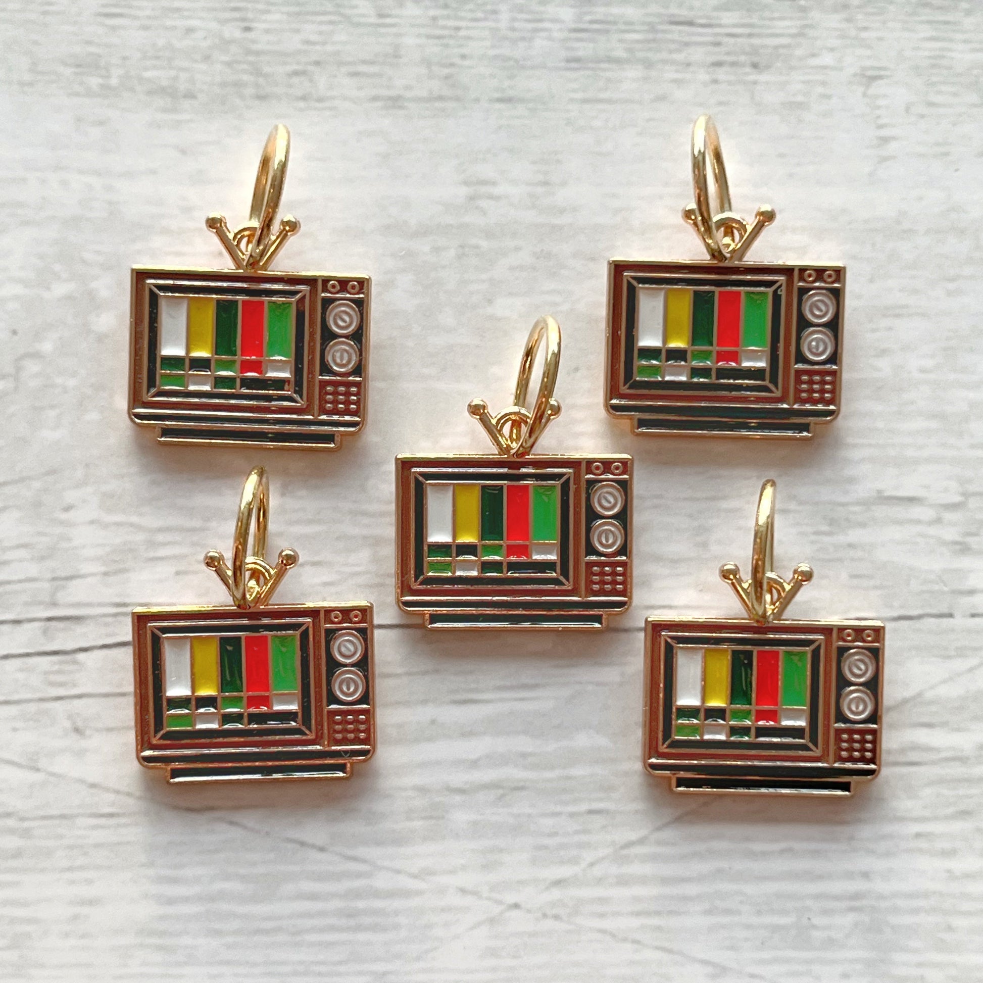 Strikkemarkør som praktisk strikketilbehør. Marker omgangsstart, ind- og udtagninger og mønstre. Passer til pinde op til 8 mm. Ring 12 mm.