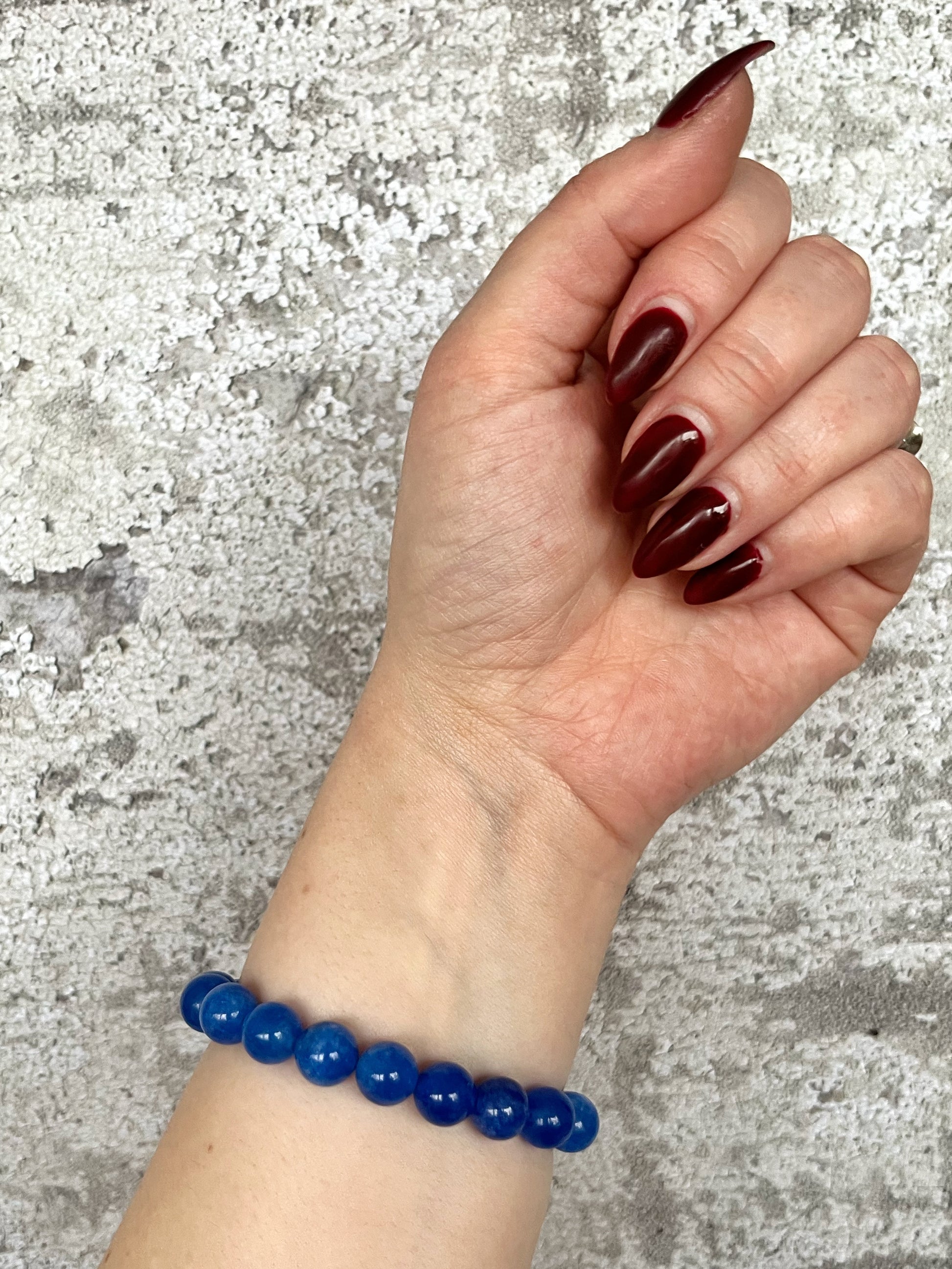 Håndlavet krystal armbånd med blå kyanit perler.