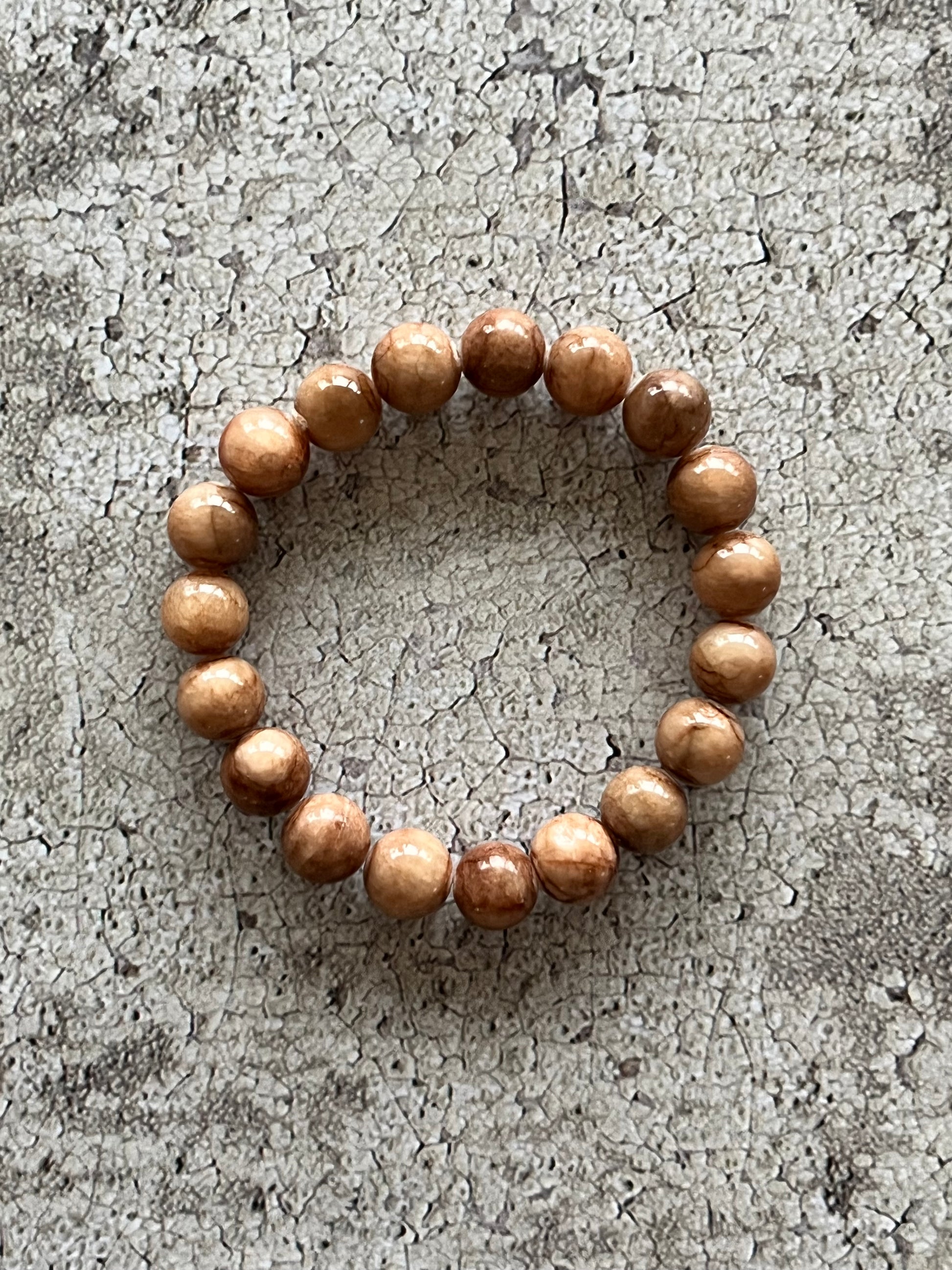 Håndlavet krystal armbånd med brun kalcedon perler.