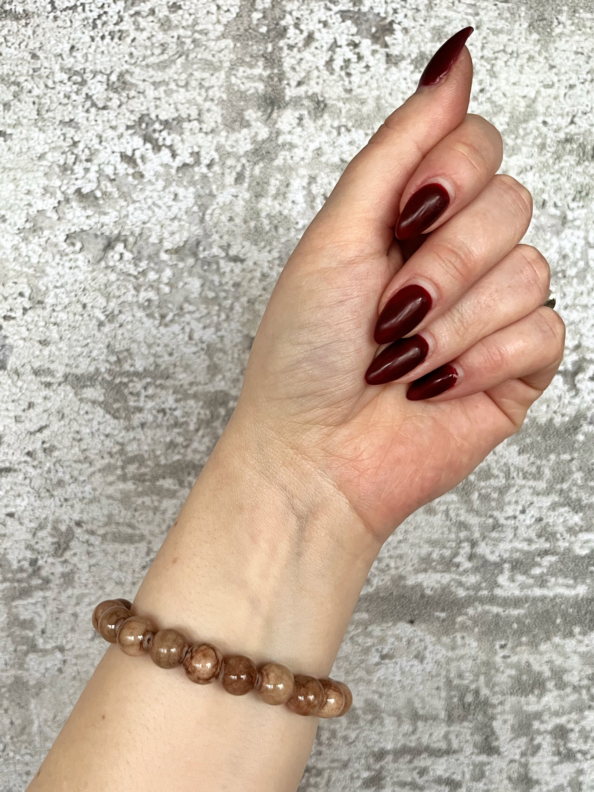 Håndlavet krystal armbånd med brun kalcedon perler.