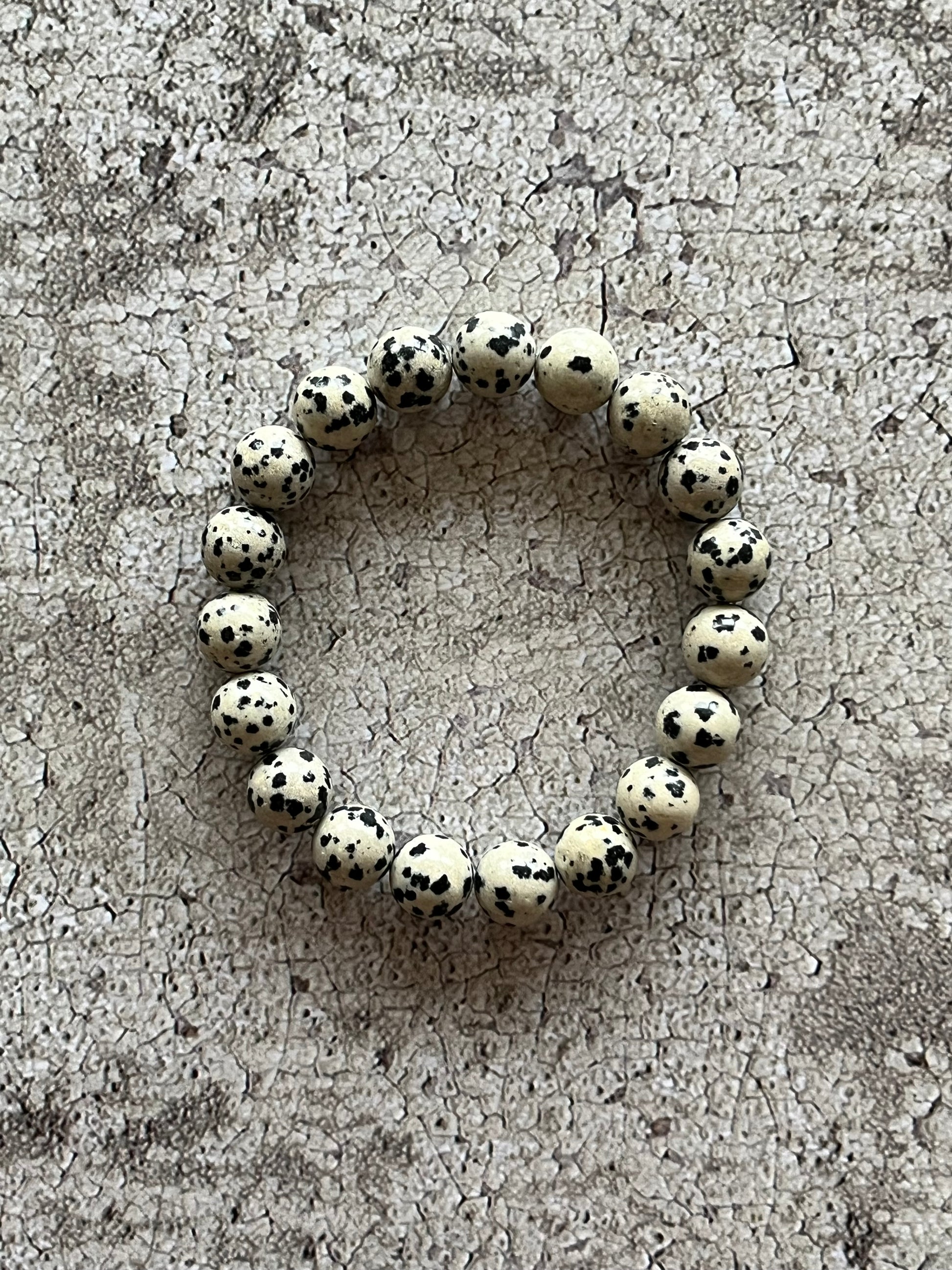 Håndlavet krystal armbånd med dalmatiner jaspis perler.