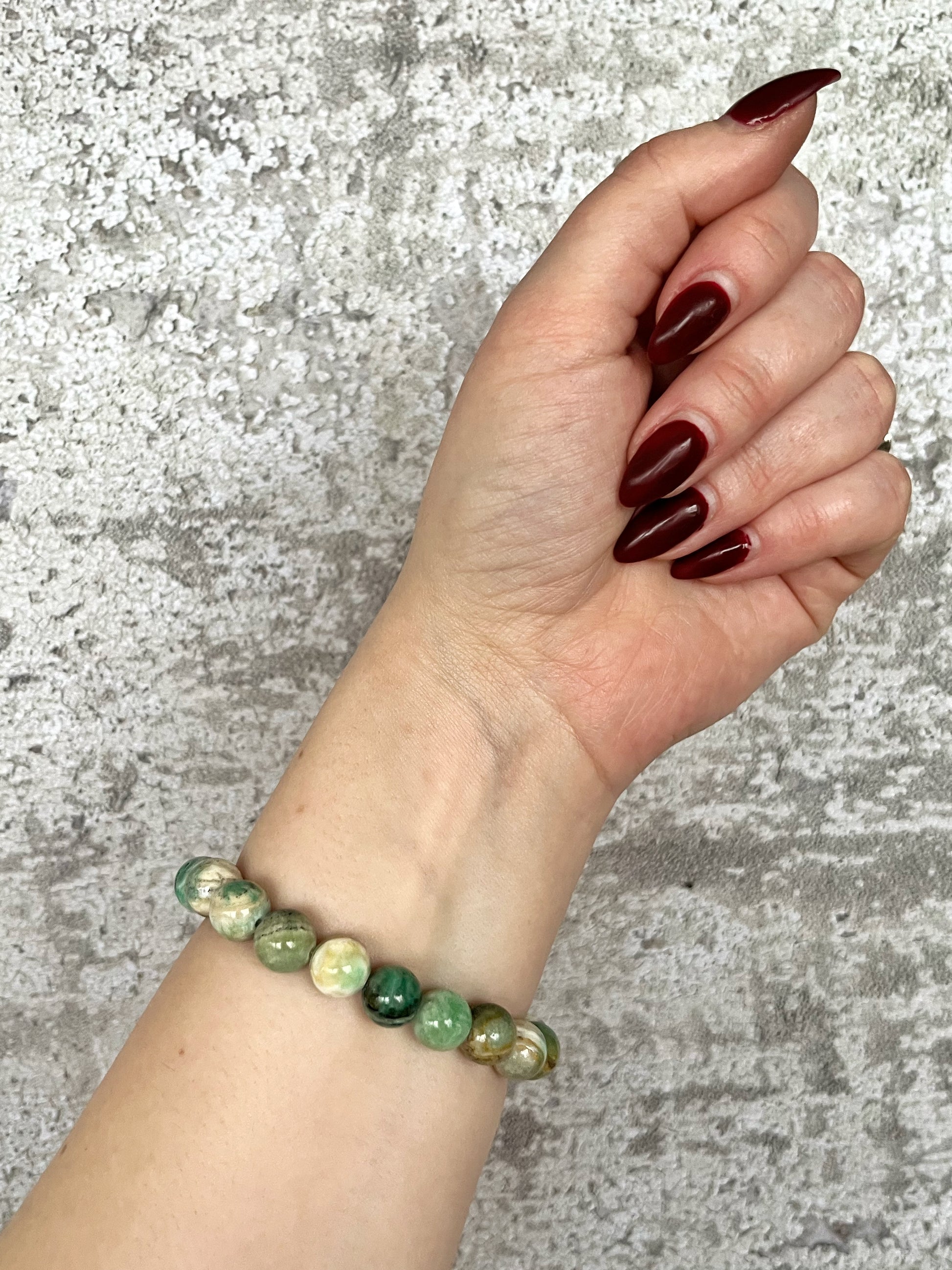 Håndlavet krystal armbånd med grøn angelit perler.
