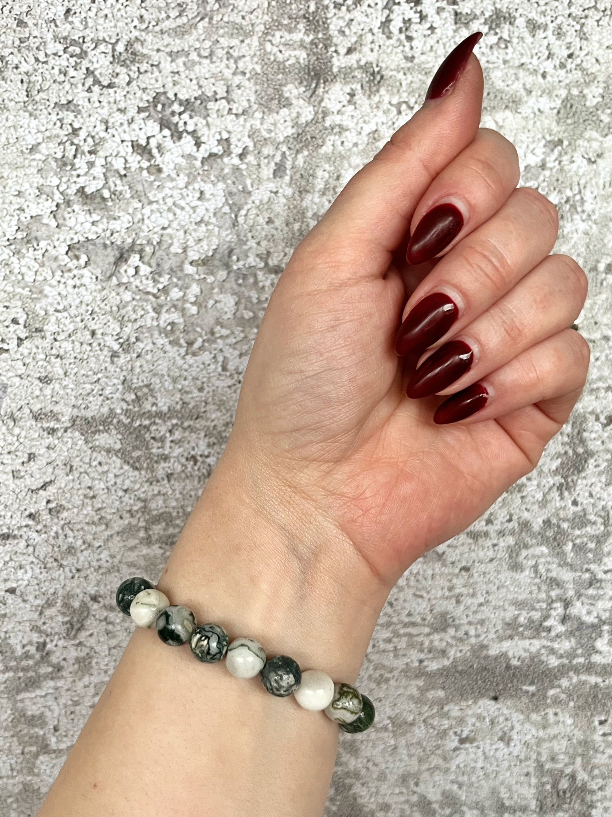 Håndlavet krystal armbånd med grøn træ agat perler.