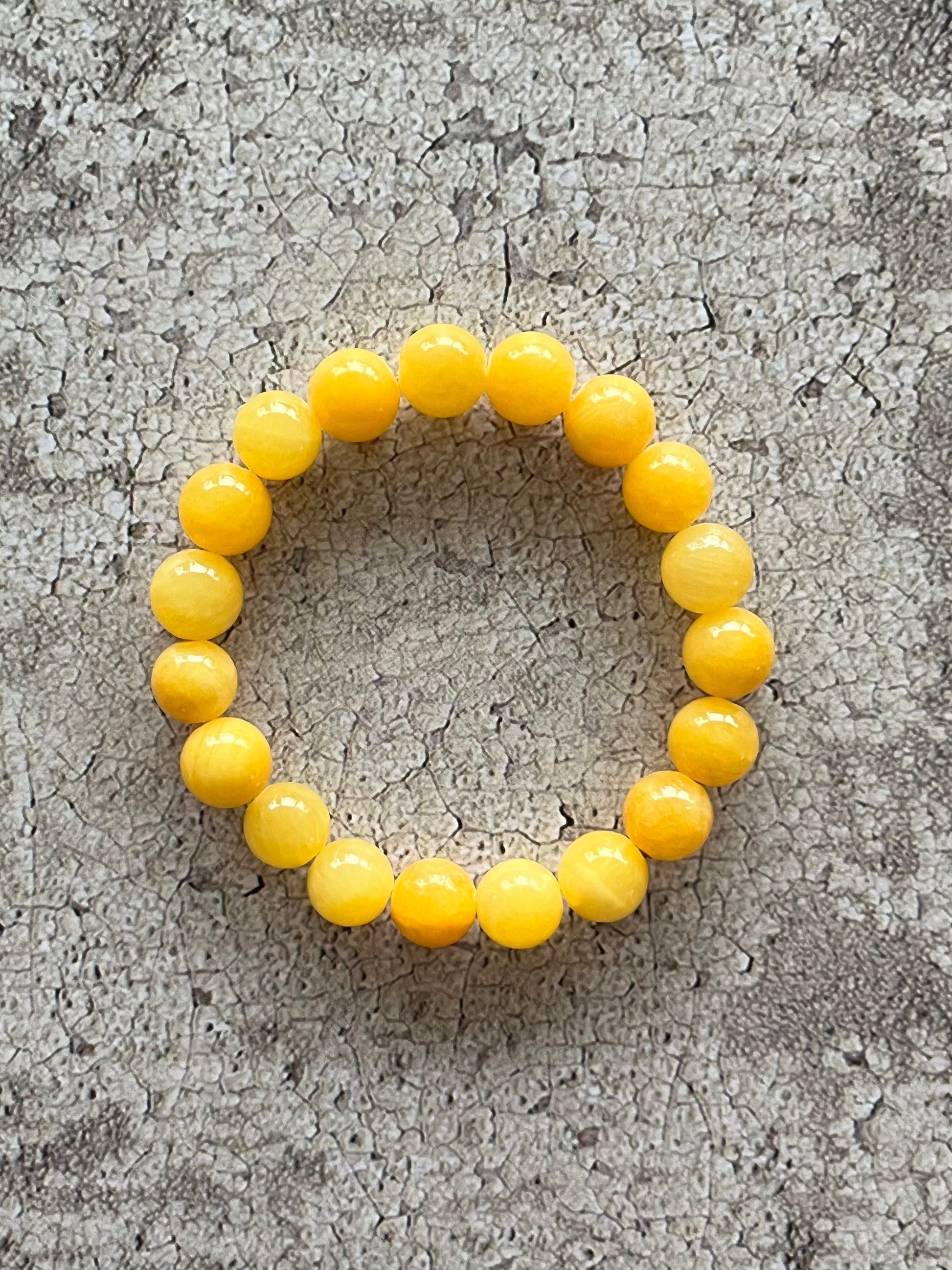 Håndlavet krystal armbånd med gul kalcedon perler.