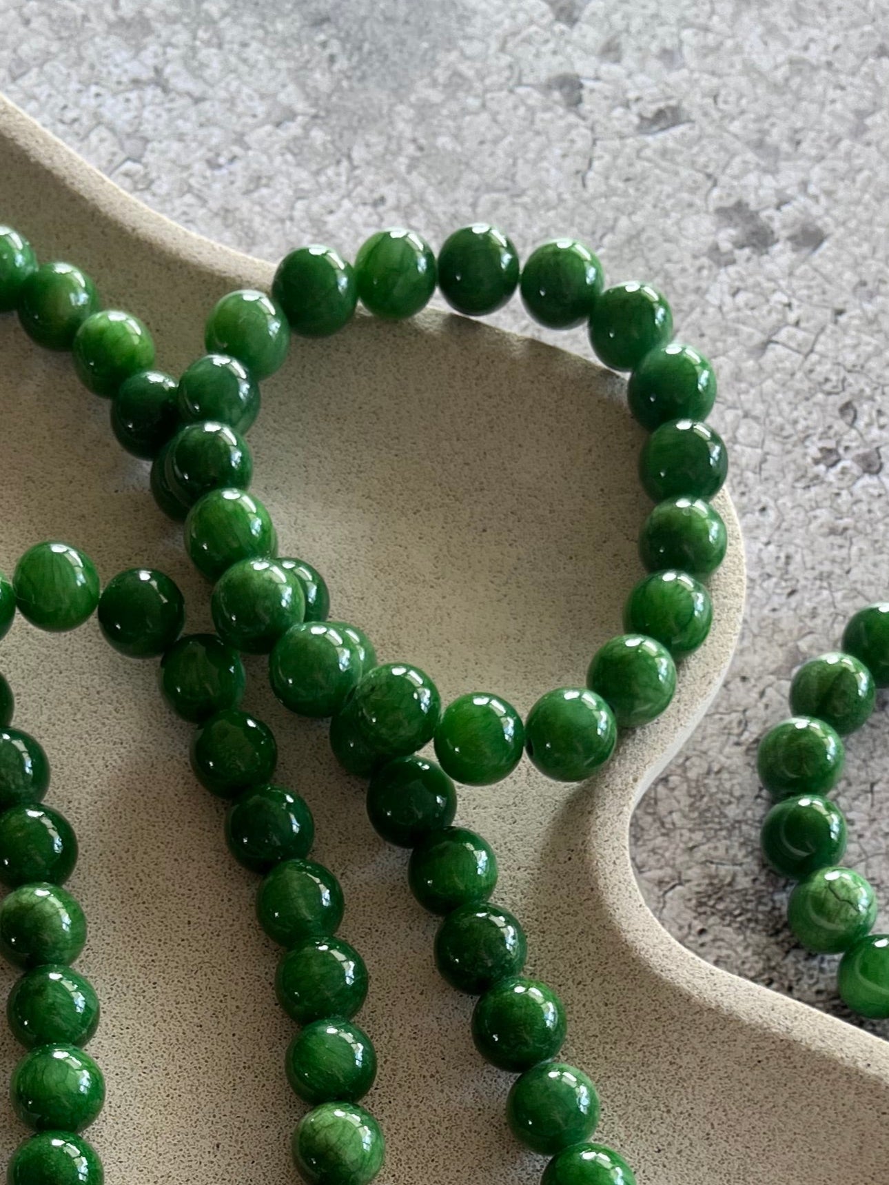 Håndlavet krystal armbånd med mørk grøn kalcedon perler.