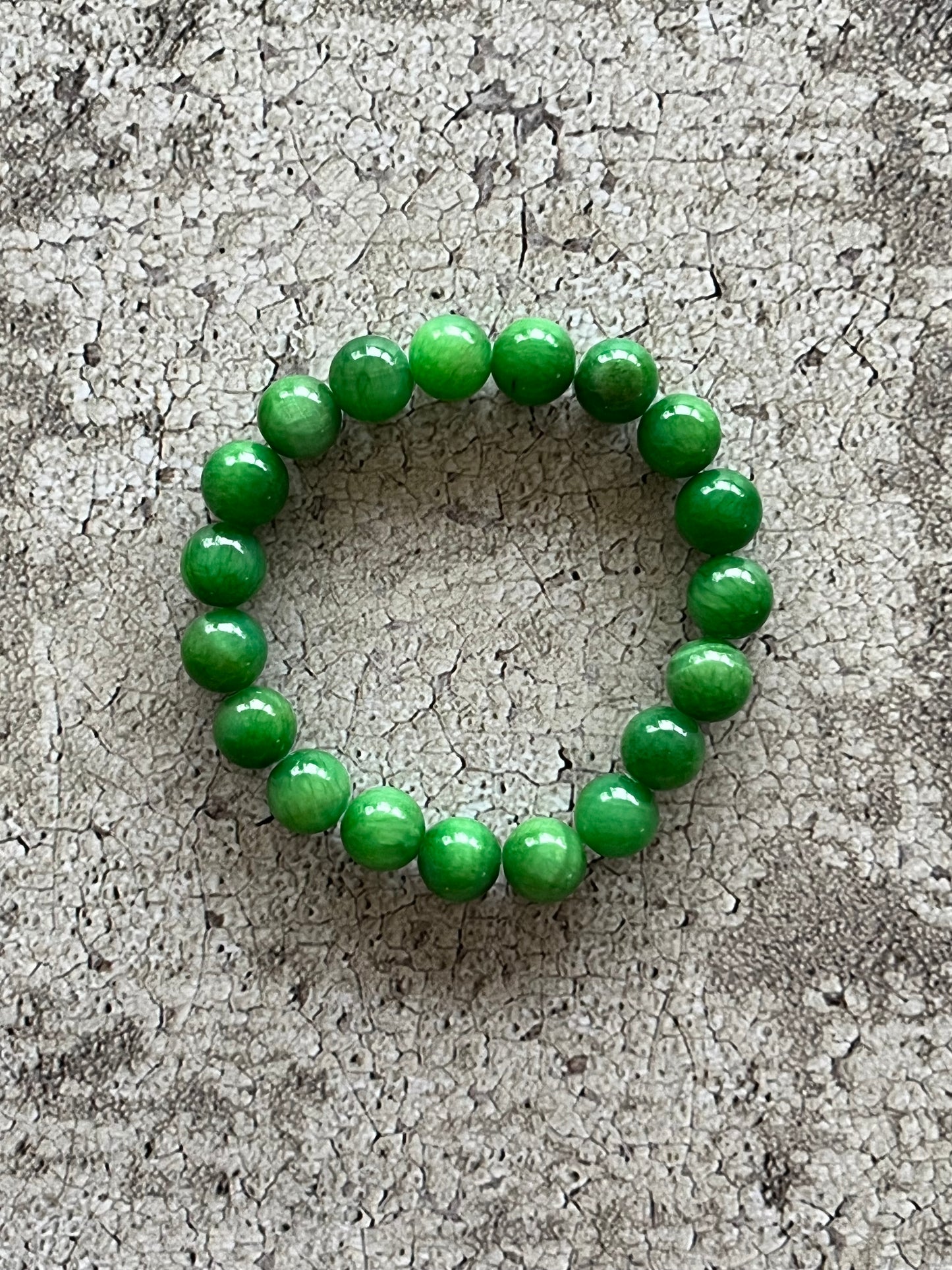Håndlavet krystal armbånd med mørk grøn kalcedon perler.