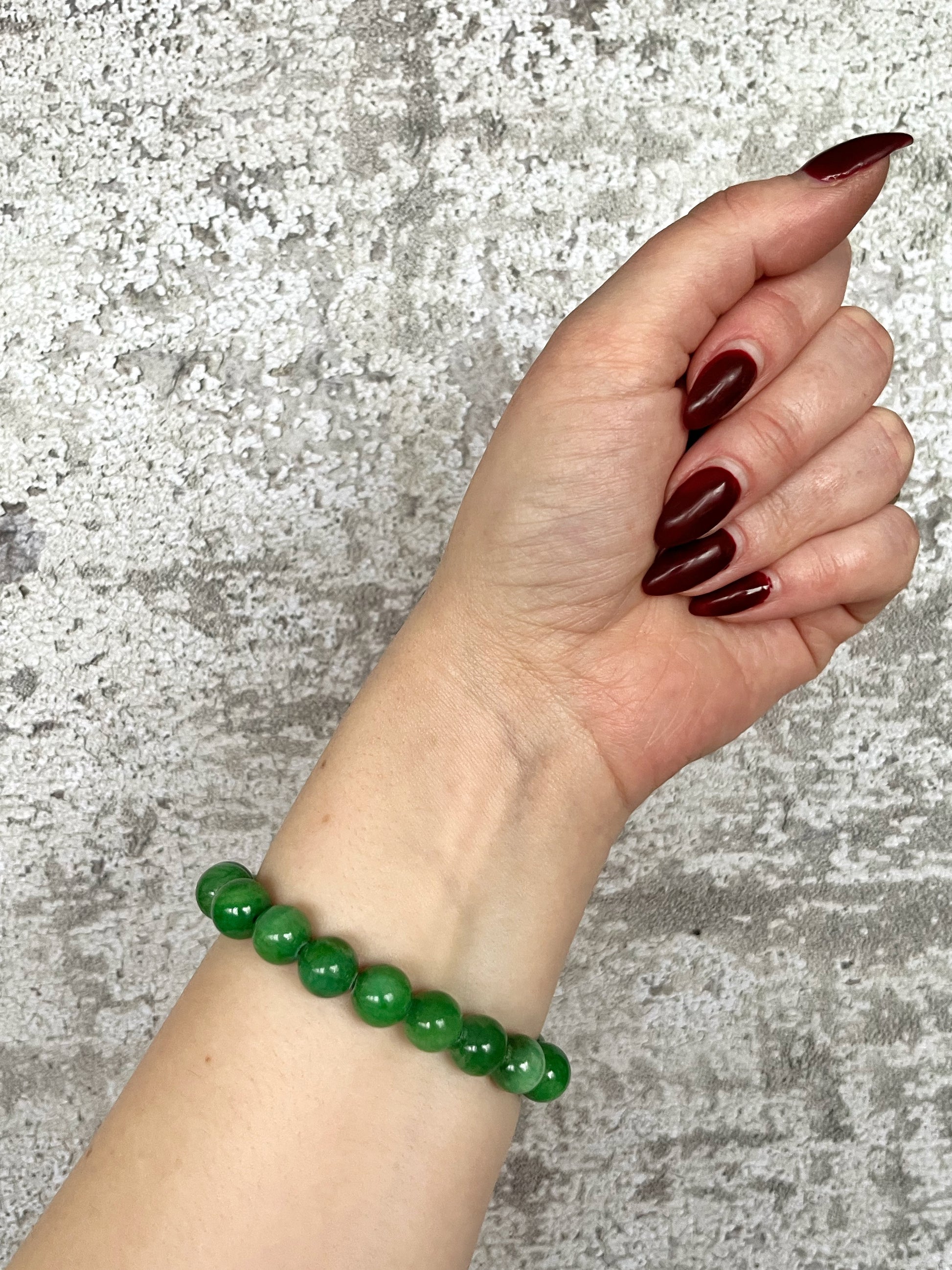 Håndlavet krystal armbånd med mørk grøn kalcedon perler.