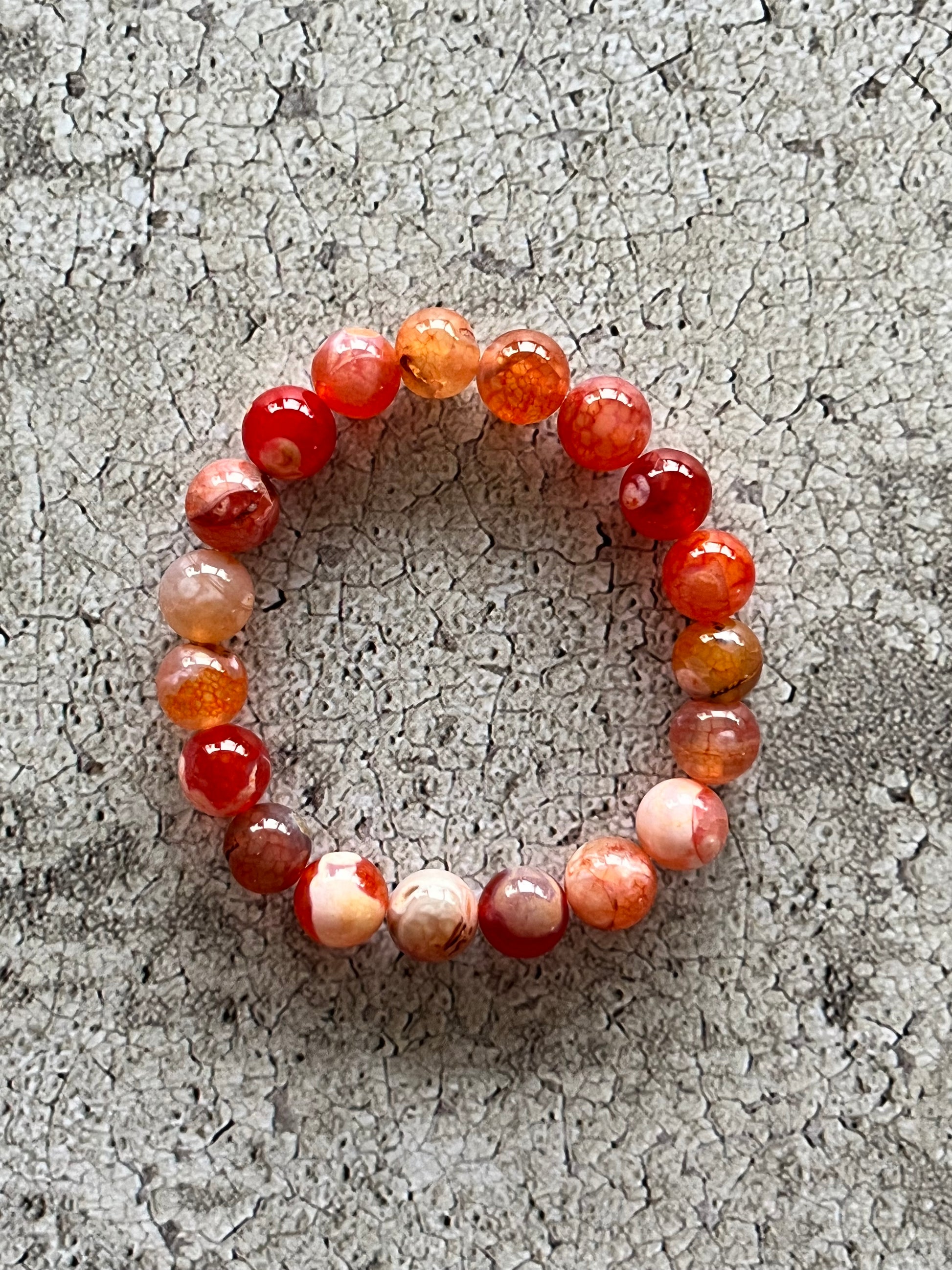 Håndlavet krystal armbånd med mørk orange agat perler.