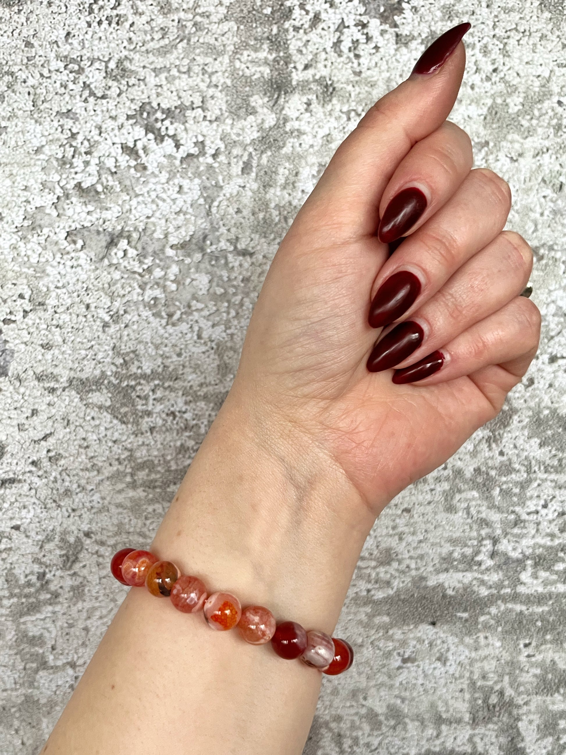 Håndlavet krystal armbånd med mørk orange agat perler.
