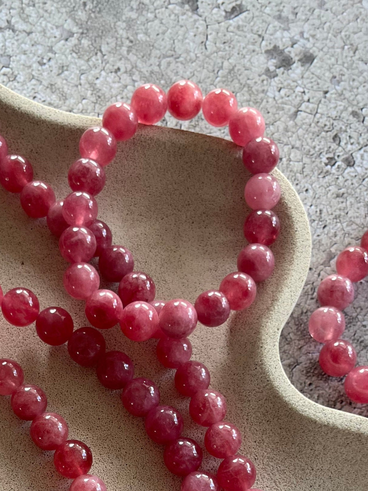 Håndlavet krystal armbånd med mørk rosa kvarts perler.