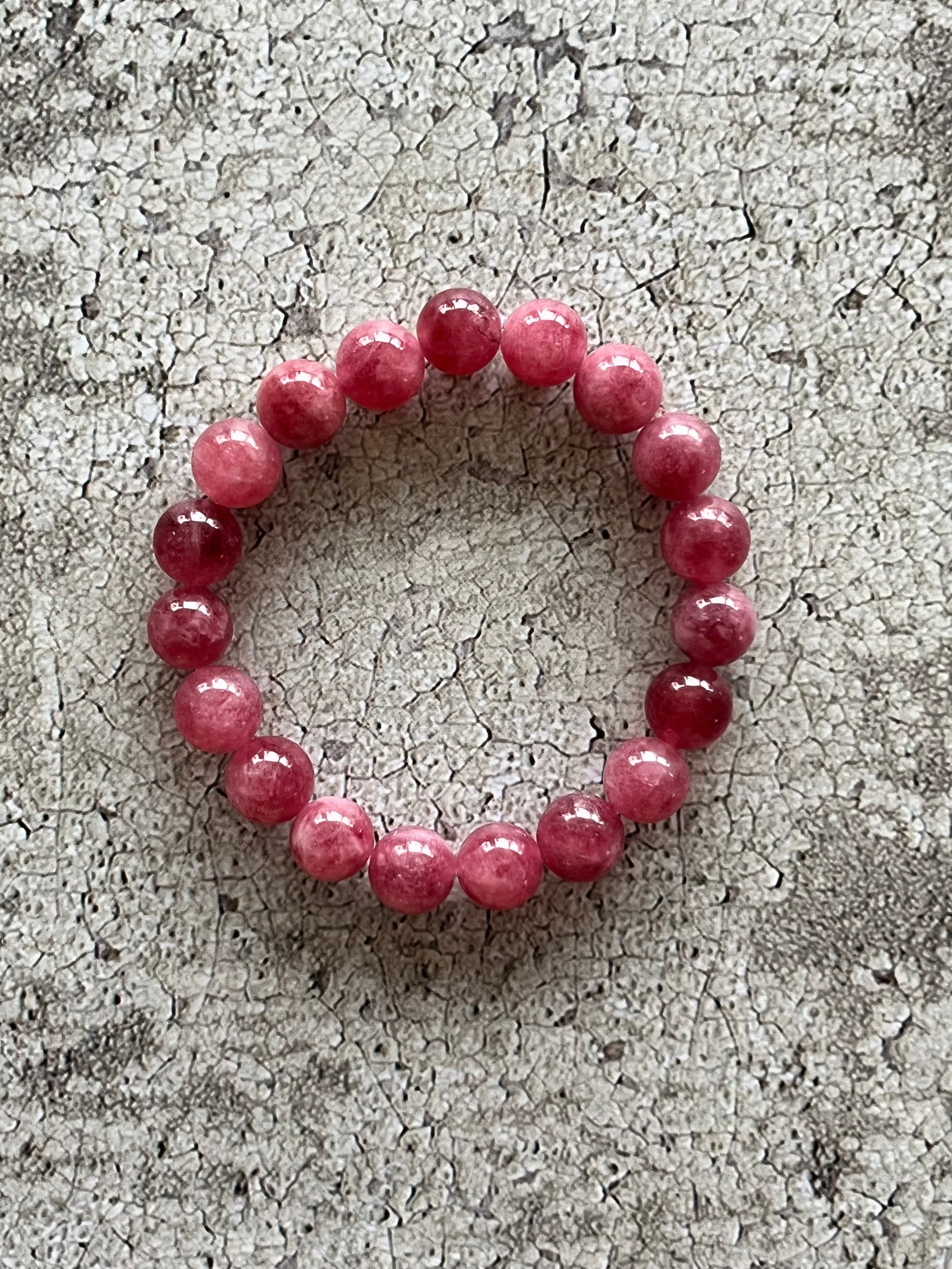 Håndlavet krystal armbånd med mørk rosa kvarts perler.