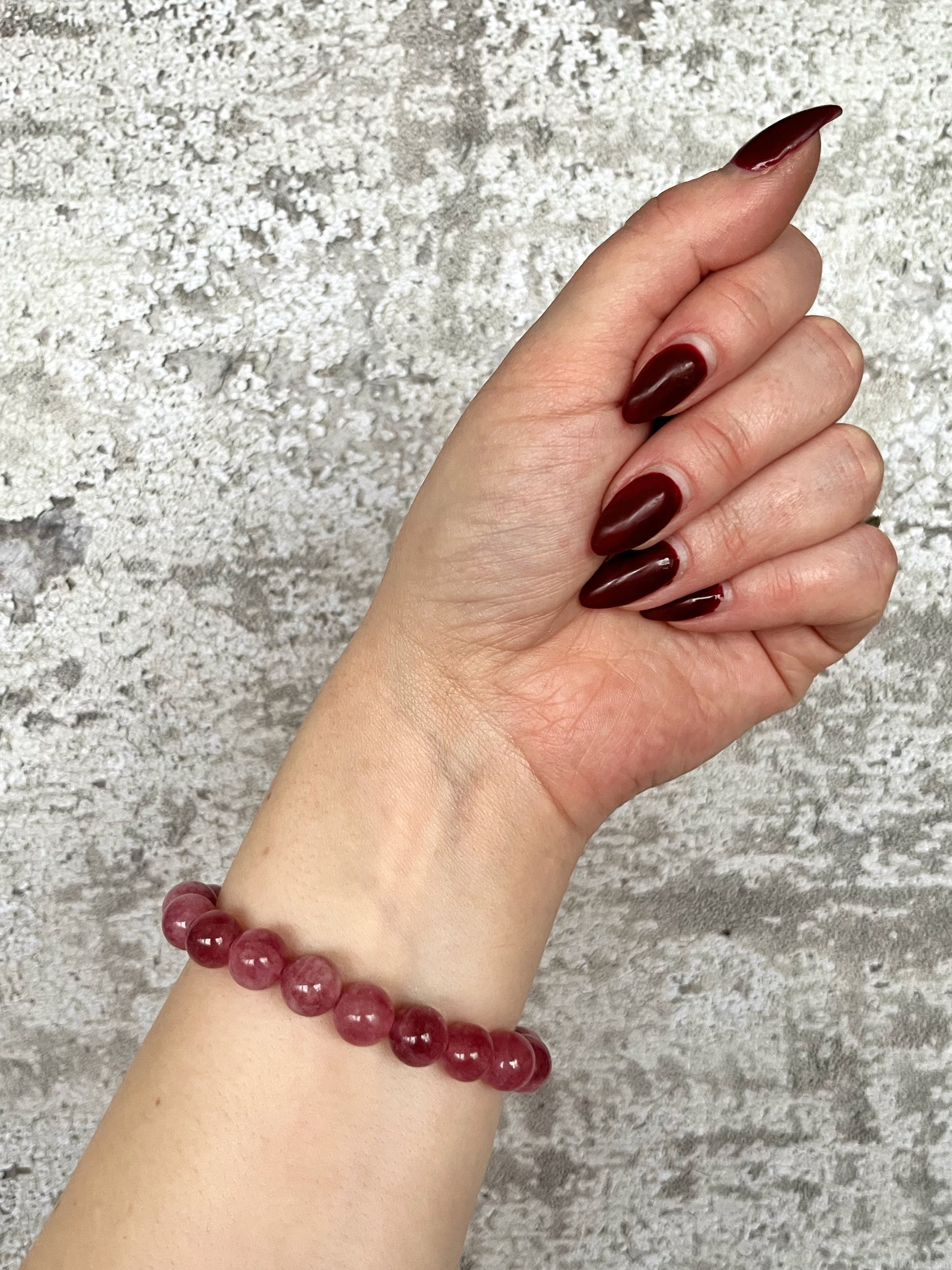 Håndlavet krystal armbånd med mørk rosa kvarts perler.