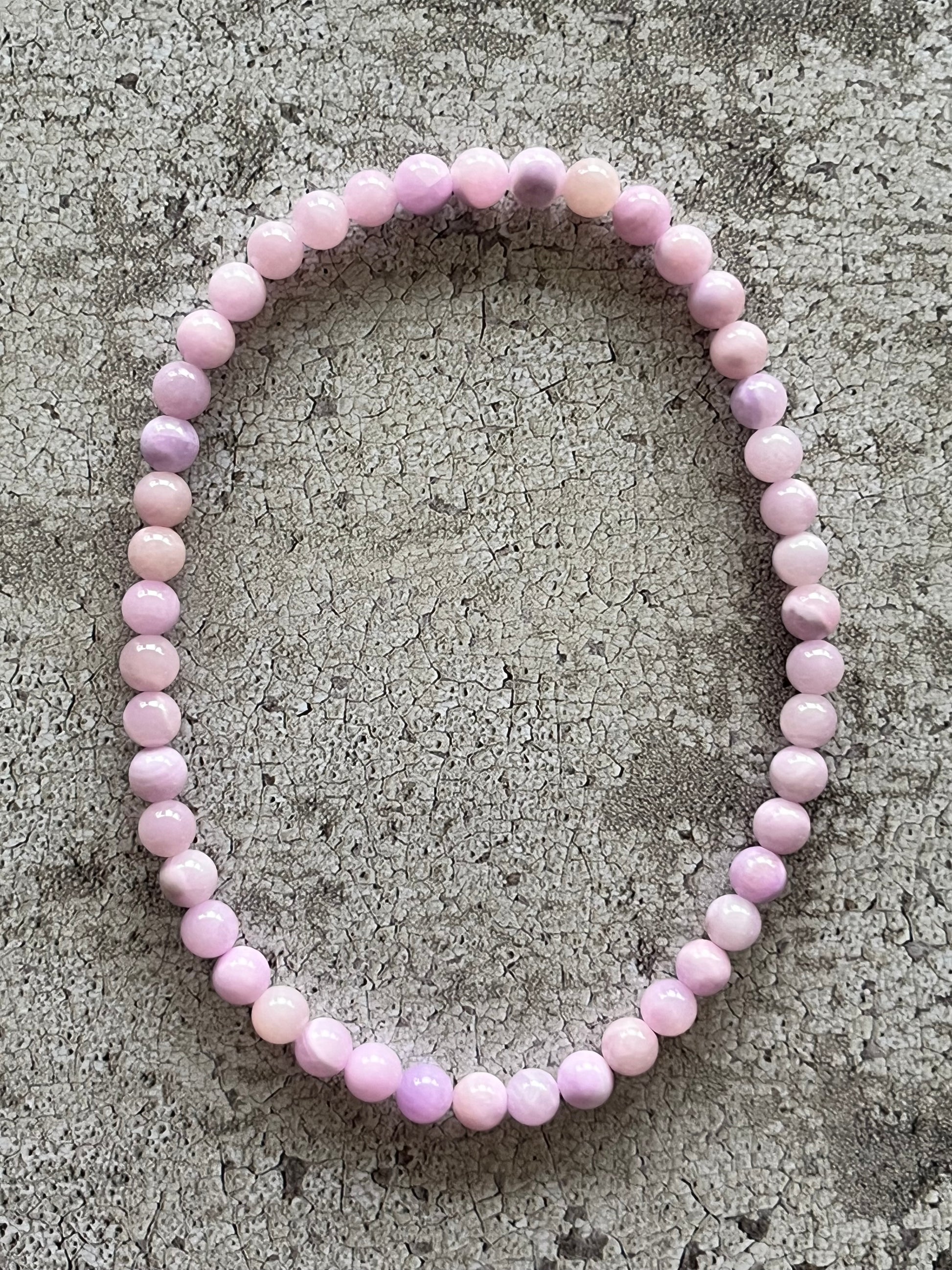 Håndlavet krystal halskæde med lilla angelit perler.