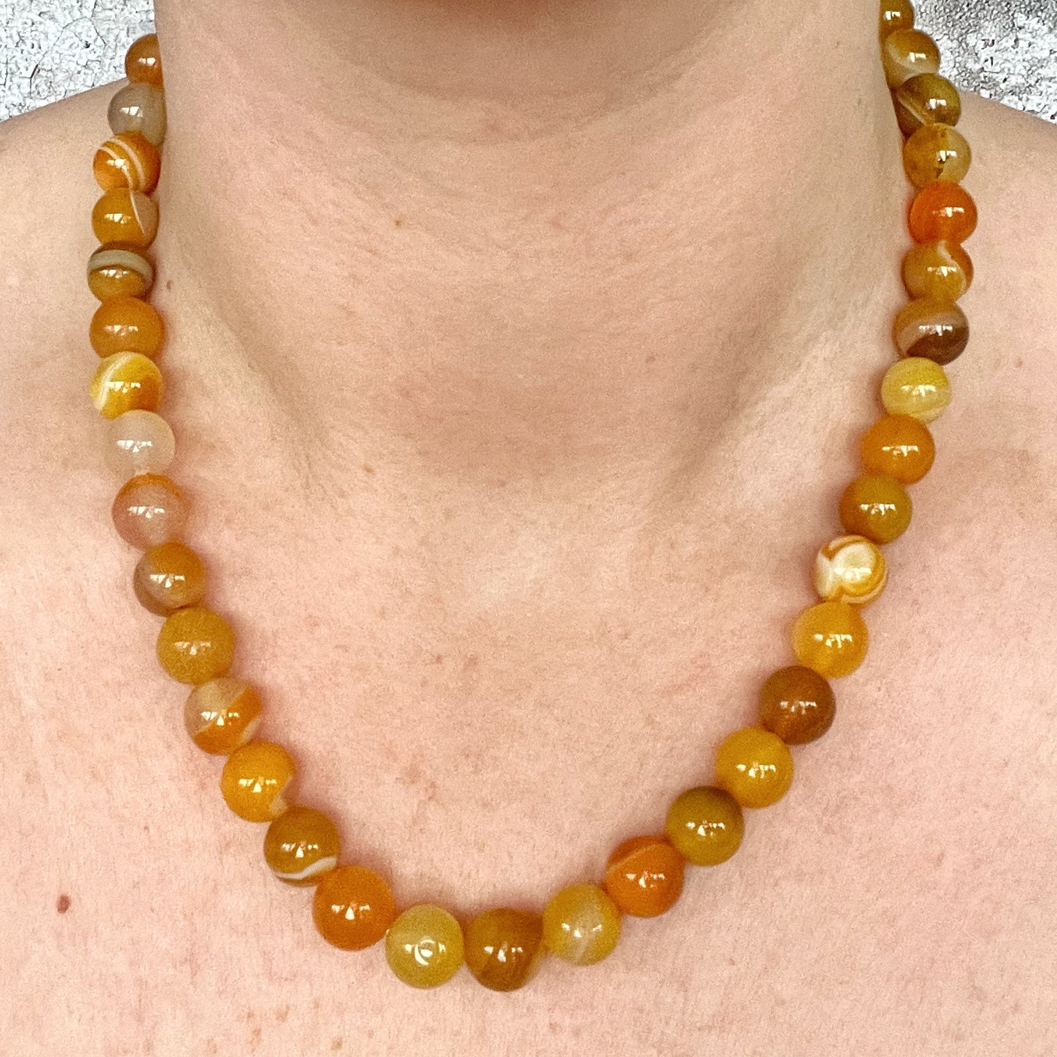 Håndlavet krystal halskæde med orange agat perler.