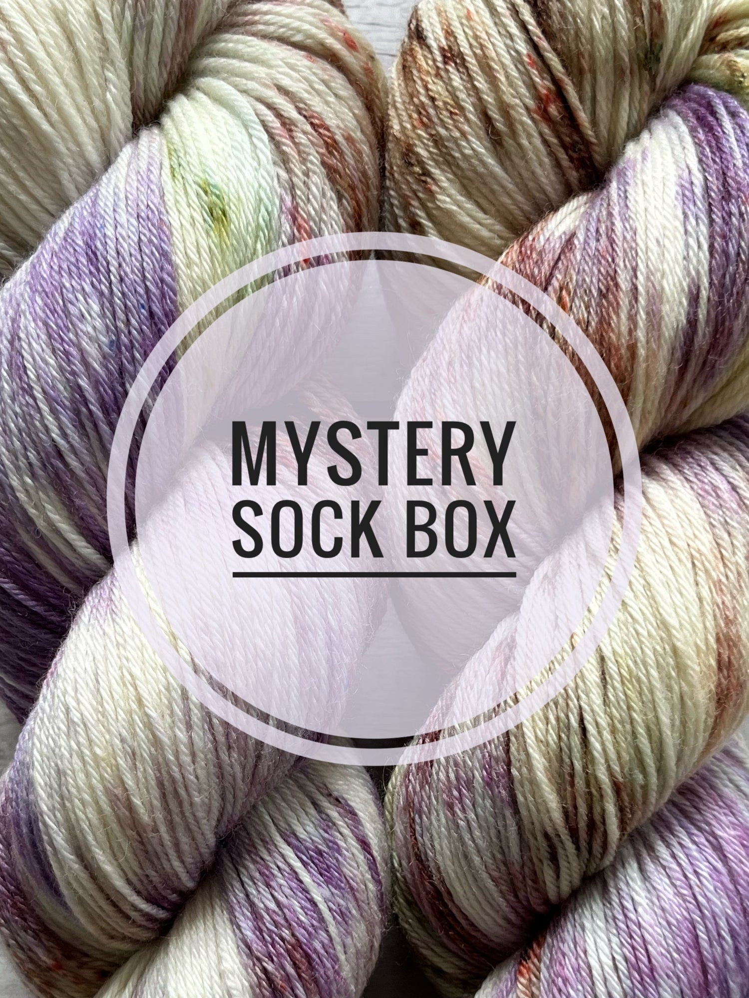 Mystery Sock Box er en overraskelse med garn hver måned. Garn abonnement med ny farve hver måned. Ligesom Goodiebox eller Mystery Yarn Club. Garnpakke med overraskelse
