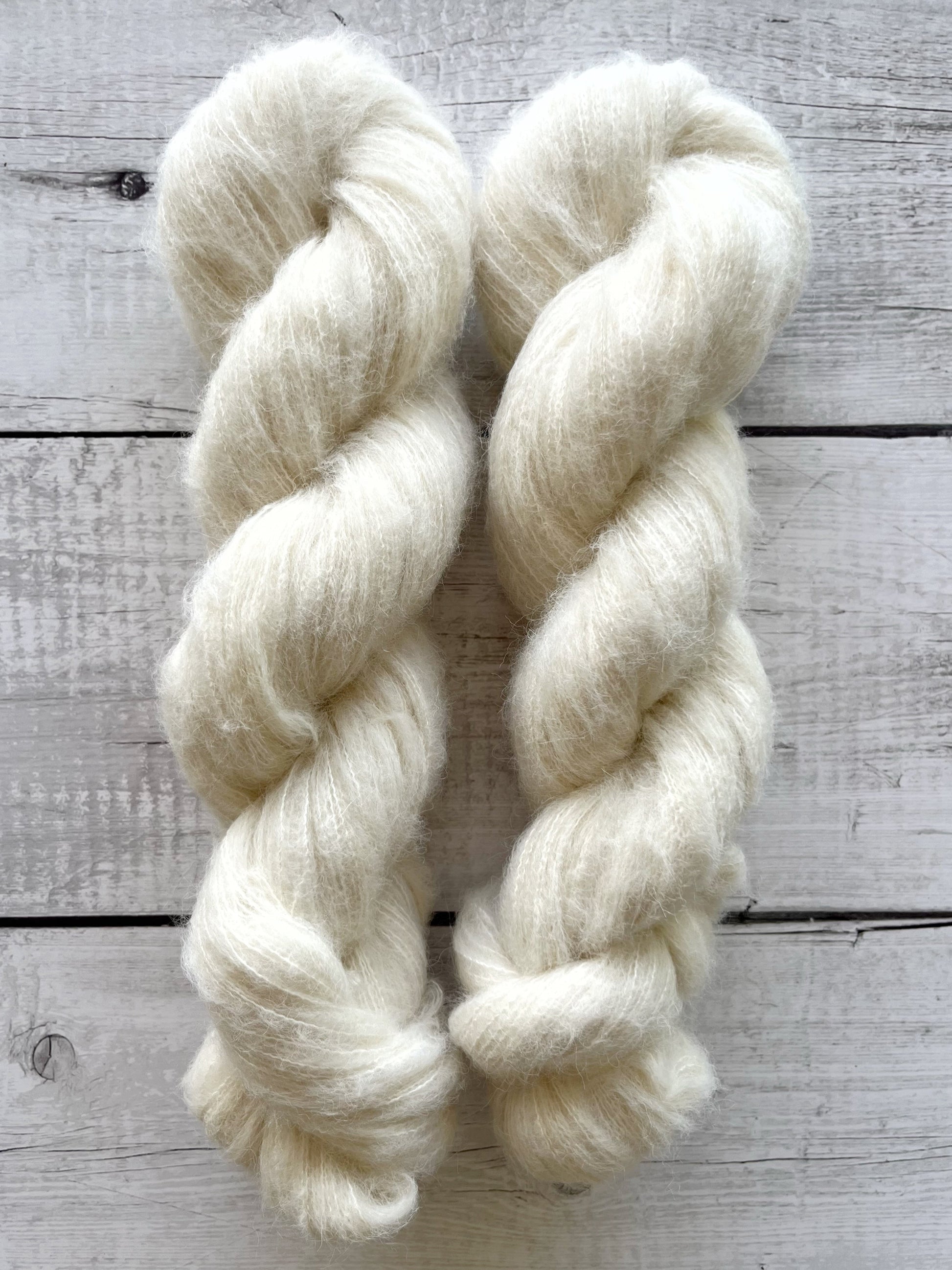 Farv dit eget garn med Ufarvet Garn, Suri Alpaca Silk. 