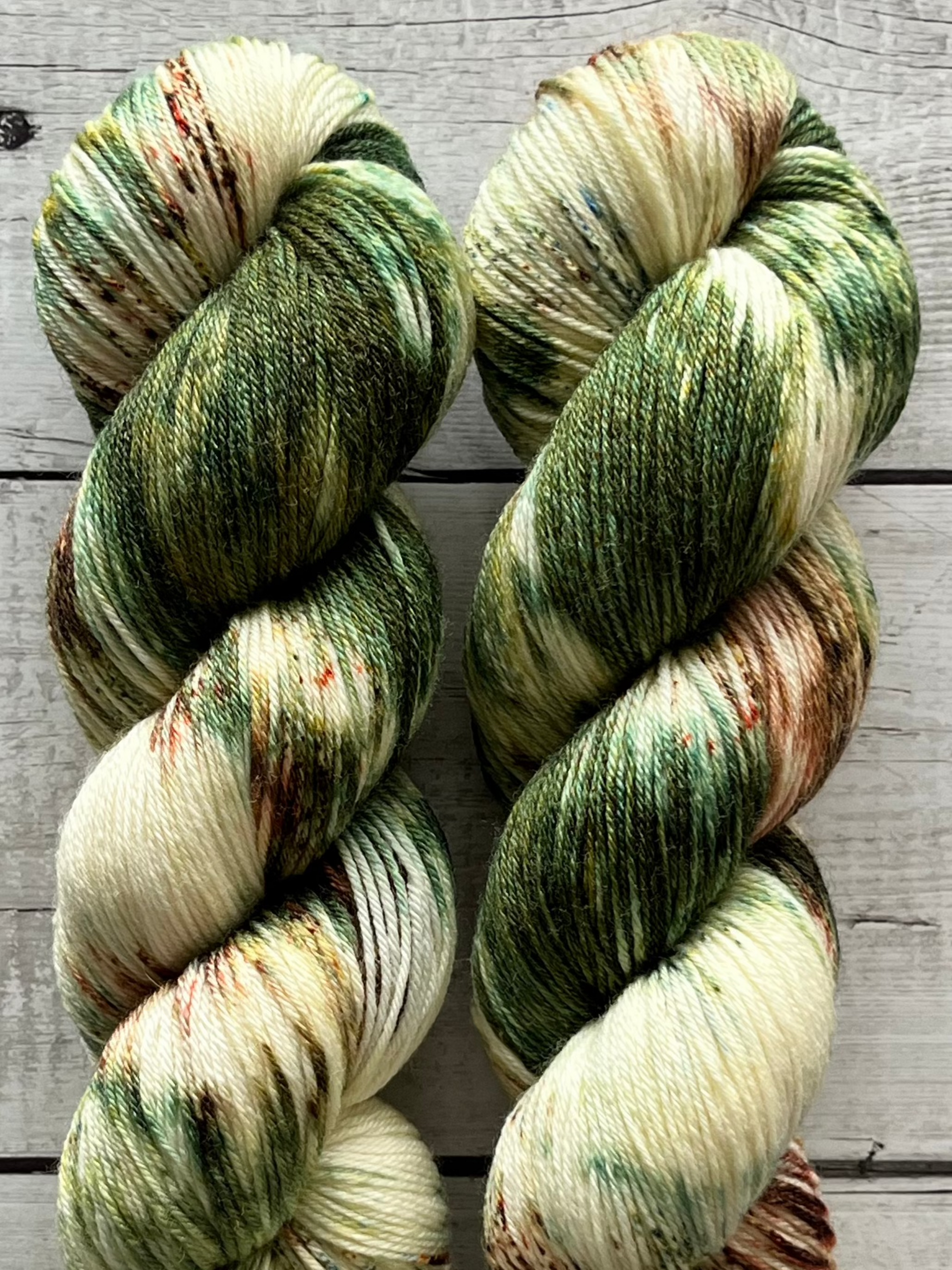 Håndfarvet garn i Merino Bamboo. Dette håndfarvede Merino Bamboo er farvet med smukke nuancer af mørkegrøn og brun