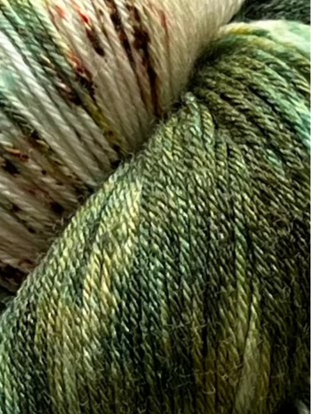 Håndfarvet garn i Merino Bamboo. Dette håndfarvede Merino Bamboo er farvet med smukke nuancer af mørkegrøn og brun