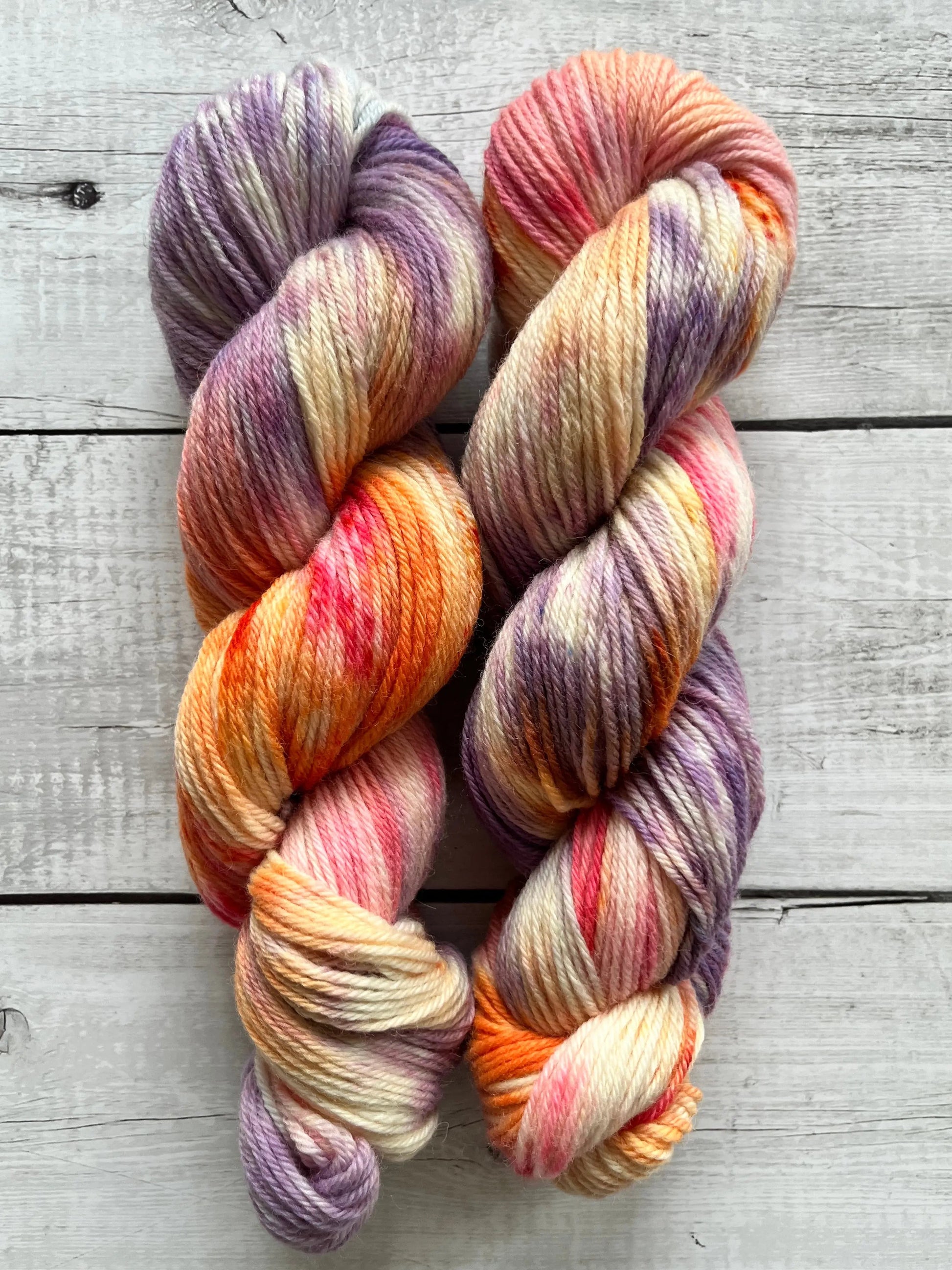 Håndfarvet Peruvian Highland uld. Håndfarvet ny ren highland uld. Håndfarvet ubehandlet uld. Dette garn er håndarvet i smukke nuancer af lilla, pink og orange