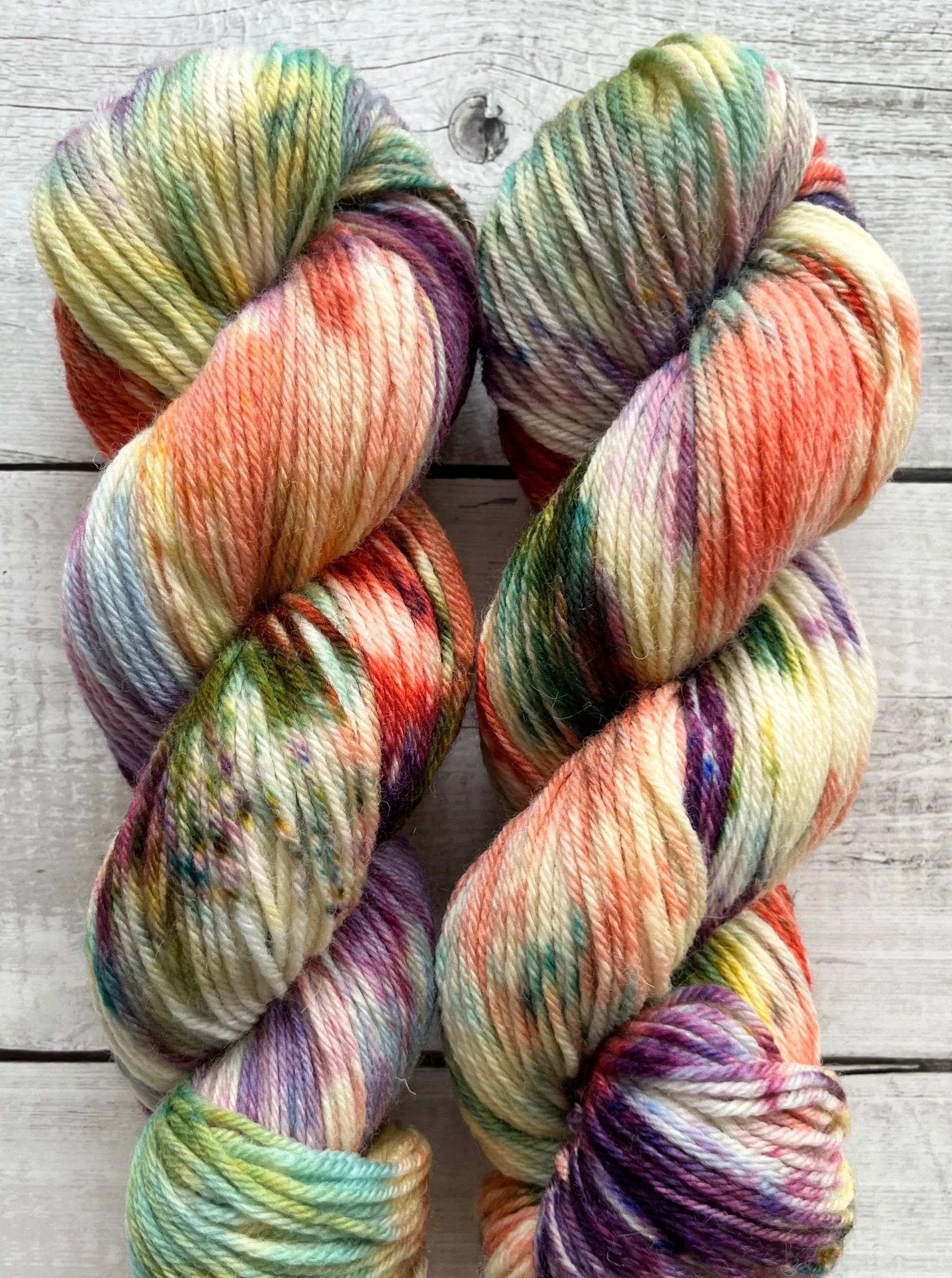 Håndfarvet Peruvian Highland uld. Håndfarvet ny ren highland uld. Håndfarvet ubehandlet uld. Dette garn er håndarvet i smukke nuancer af lilla, grøn, laks rosa og orange rød