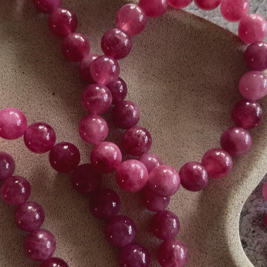 Håndlavet krystal halskæde med mørk rosa kvarts perler.
