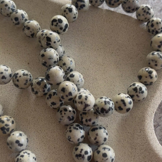 Håndlavet krystal armbånd med dalmatiner jaspis perler.