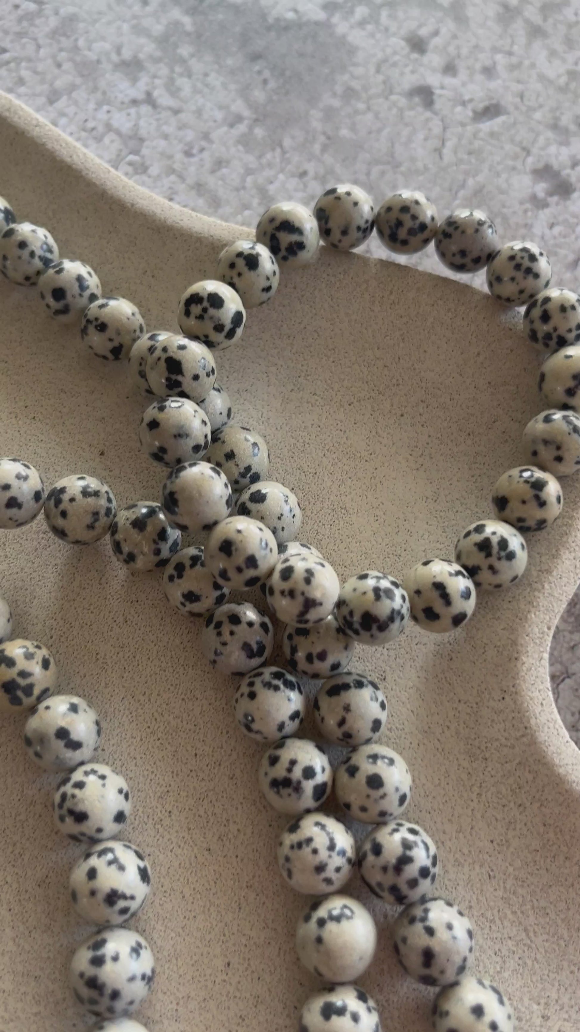 Håndlavet krystal armbånd med dalmatiner jaspis perler.