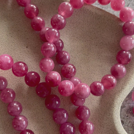 Håndlavet krystal armbånd med mørk rosa kvarts perler.