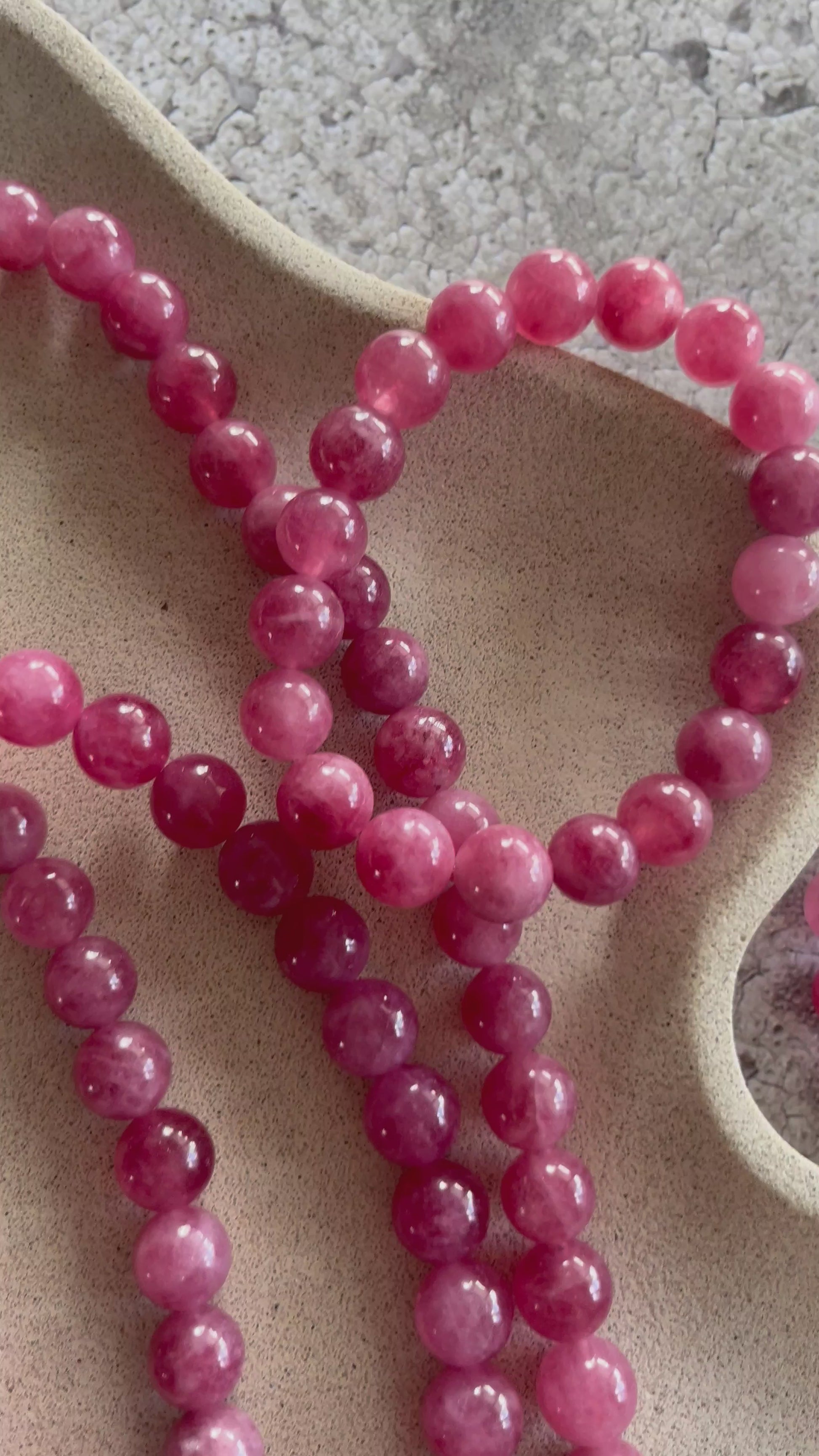 Håndlavet krystal armbånd med mørk rosa kvarts perler.