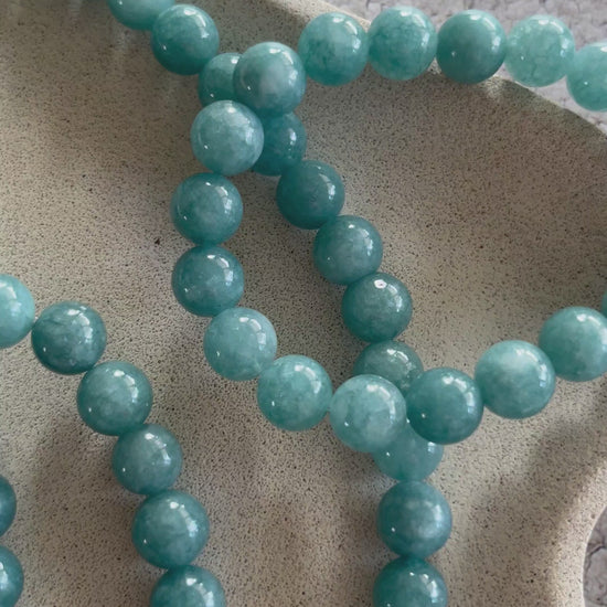 Håndlavet krystal armbånd med blå kalcedon perler.