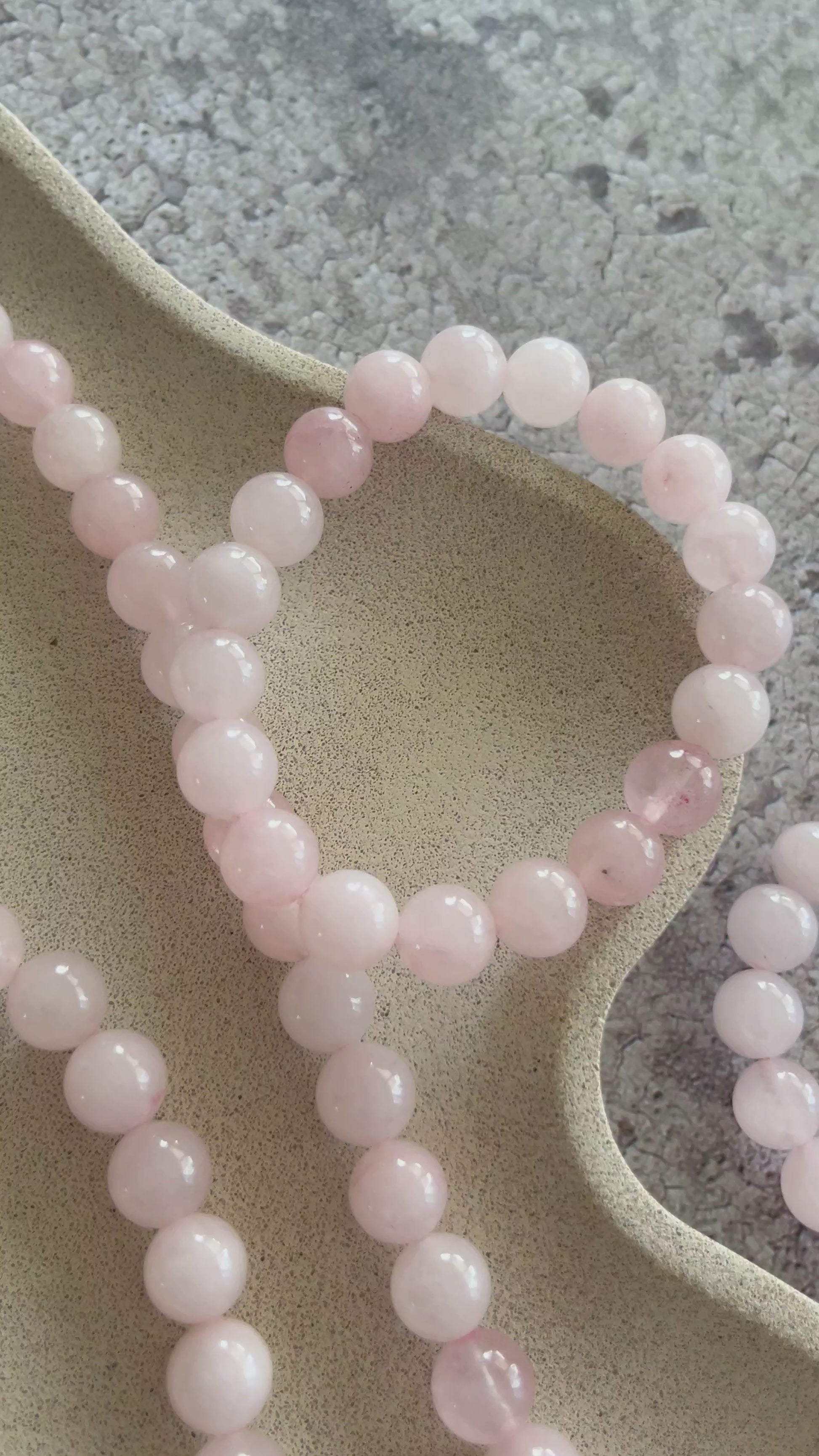 Håndlavet krystal armbånd med rosa kvarts perler.
