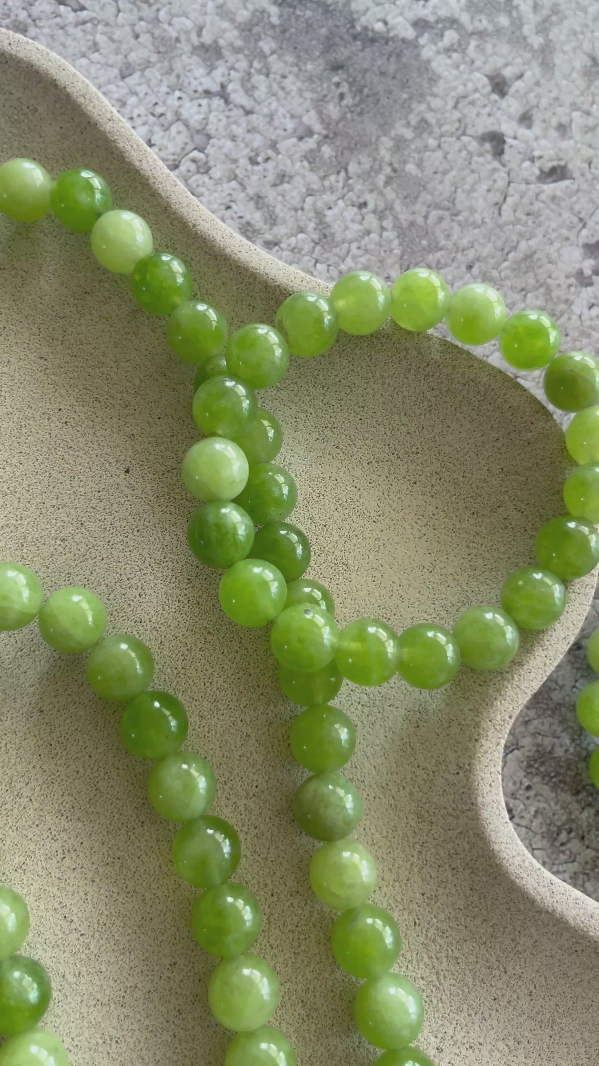 Håndlavet krystal armbånd med grøn peridot perler.