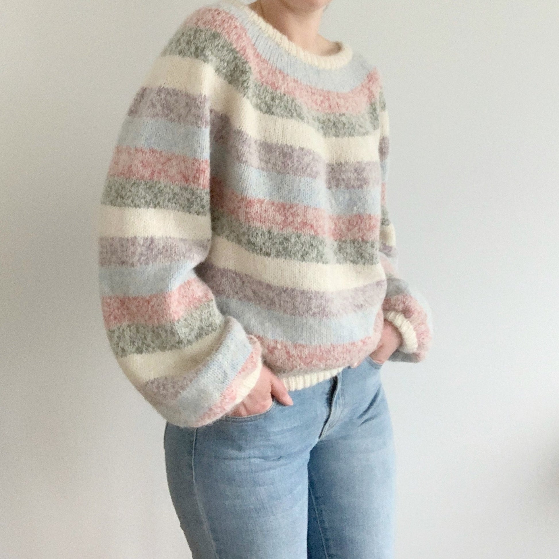 Sweater strikkeopskrift hvor du kan bruge dine rester. Remaining stripes strikkeopskrift er strikket med rundt bærestykke og er oversize