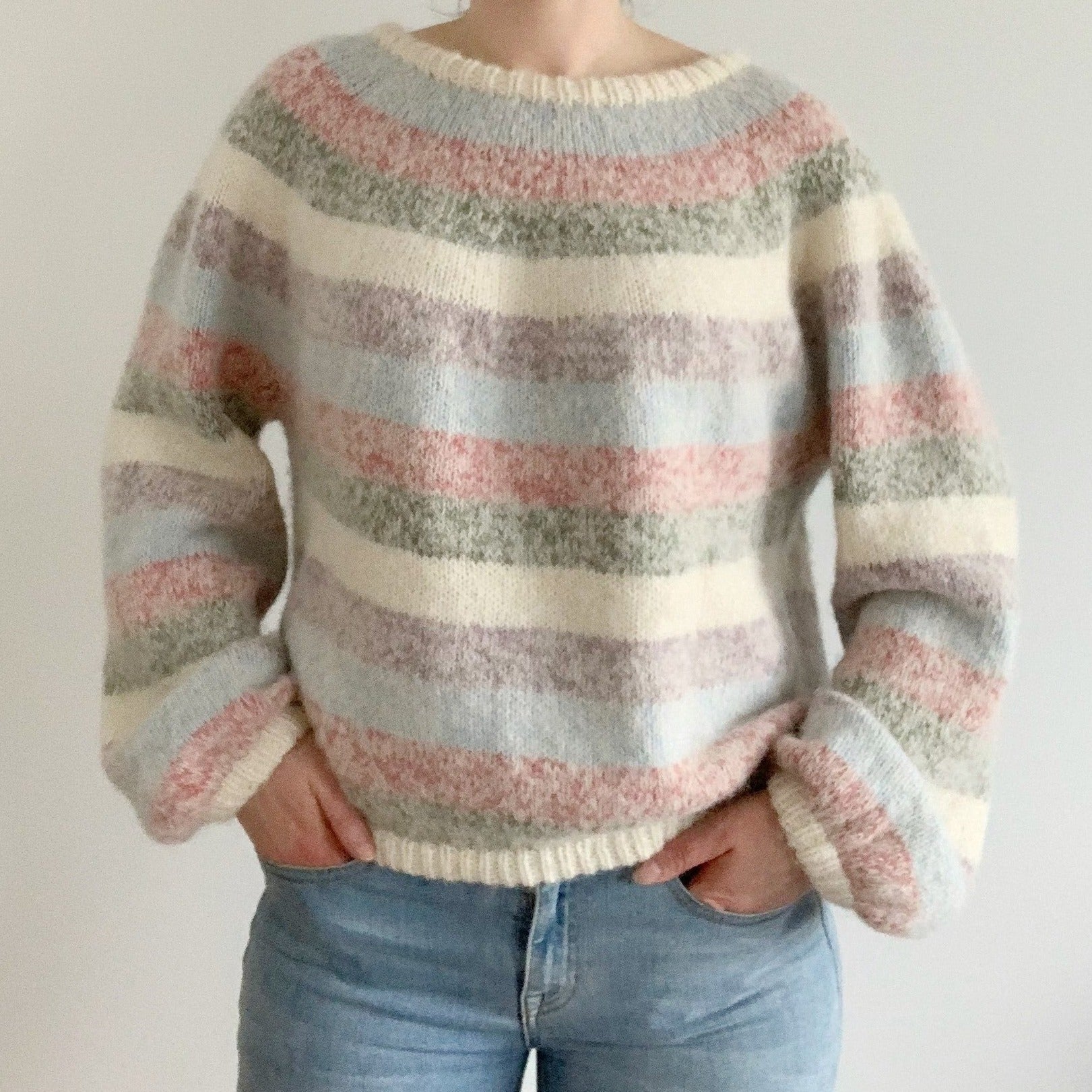 Sweater strikkeopskrift hvor du kan bruge dine rester. Remaining stripes strikkeopskrift er strikket med rundt bærestykke og er oversize